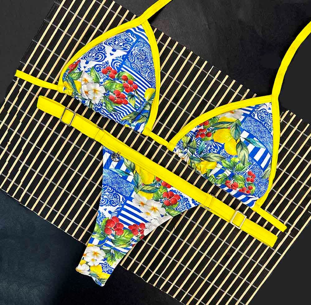 Conjunto de Bikini Floral y Frutas con Detalles en Amarillo | Mara Top + Tanga Fany